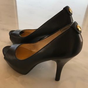 Worn once! Black Michael Kors pumps size 7